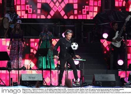 Colombian singer Carlos Vives (C) performs during a concert at the Zocalo square in Mexico City, Mexico, 11 June 2016. EFE Mario Guzman Concert of Carlos Vives in Mexico City !ACHTUNG: NUR REDAKTIONELLE NUTZUNG!  MEX24 20160612-636013129521733587