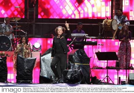 Colombian singer Carlos Vives (C) performs during a concert at the Zocalo square in Mexico City, Mexico, 11 June 2016. EFE Mario Guzman Concert of Carlos Vives in Mexico City !ACHTUNG: NUR REDAKTIONELLE NUTZUNG!  MEX24 20160612-636013134544777587