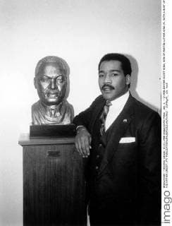 Jan. 1, - 1 1986.DEXTER SCOTT KING, SON OF MARTIN LUTHER KING JR. WITH A BUST OF HIS FATHER.CREDIT: PT - ZUMAg49_