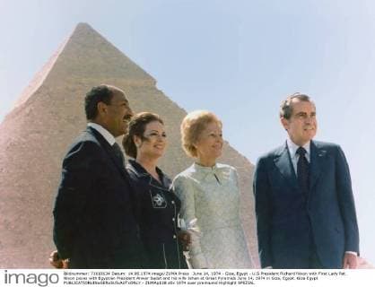 June 14, 1974 - Giza, Egypt - U.S President Richard Nixon with First Lady Pat Nixon poses with Egyptian President Anwar Sadat and his wife Jehan at Great Pyramids June 14, 1974 in Giza, Egypt. Giza Egypt - ZUMAp138