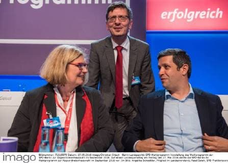 Berlin Landespolitk SPD Wahlprogramm Vorstellung des Wahlprogramm der SPD-Berlin zur Abgeordnetenhauswahl im September 2016. Auf einem Landesparteitag am Freitag den 27. Mai 2016 stellte die SPD-Berlin ihr Wahlprogramm zur Abgeordnetenhauswahl im September 2016 vor. Im Bild: Angelika Schoettler, Mitglied im Landesvorstand; Raed Saleh, SPD-Fraktionsvorsitzender im Abgeordnetenhaus. Hinten stehend: Christian Gaebler, Staatssekretaer in der Berliner Senatsverwaltung fuer Stadtentwicklung und Umwelt. 27.5.2016, Berlin