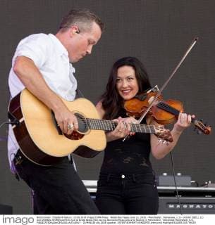 Bilder des Tages June 12, 2016 - Manchester, Tennessee, U.S - JASON ISBELL (L) and AMANDA SHIRES perform live at Great Stage Park during Bonnaroo Music and Arts Festival in Manchester, Tennessee Manchester U.S. - ZUMAs135