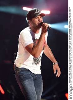 June 12, 2016 - Nashville, Tennessee, United States - 12 June 2016 - Nashville, Tennessee - Luke Bryan. 2016 CMA Music Festival Nightly Concert held at Nissan Stadium. Photo Credit: Laura Farr AdMedia Nashville United States - ZUMAa123