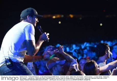 June 12, 2016 - Nashville, Tennessee, United States - 12 June 2016 - Nashville, Tennessee - Luke Bryan. 2016 CMA Music Festival Nightly Concert held at Nissan Stadium. Photo Credit: Laura Farr AdMedia Nashville United States - ZUMAa123