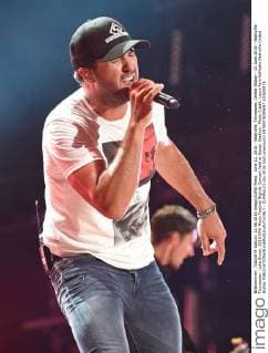 June 12, 2016 - Nashville, Tennessee, United States - 12 June 2016 - Nashville, Tennessee - Luke Bryan. 2016 CMA Music Festival Nightly Concert held at Nissan Stadium. Photo Credit: Laura Farr AdMedia Nashville United States - ZUMAa123