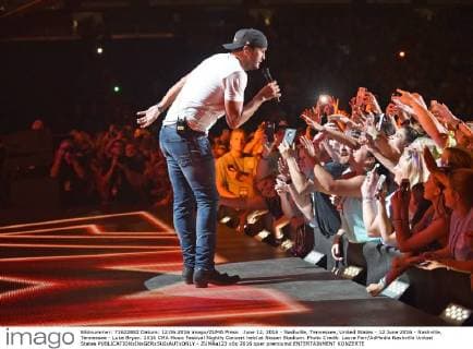 June 12, 2016 - Nashville, Tennessee, United States - 12 June 2016 - Nashville, Tennessee - Luke Bryan. 2016 CMA Music Festival Nightly Concert held at Nissan Stadium. Photo Credit: Laura Farr AdMedia Nashville United States - ZUMAa123
