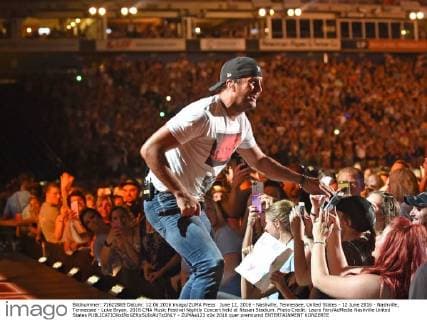 June 12, 2016 - Nashville, Tennessee, United States - 12 June 2016 - Nashville, Tennessee - Luke Bryan. 2016 CMA Music Festival Nightly Concert held at Nissan Stadium. Photo Credit: Laura Farr AdMedia Nashville United States - ZUMAa123