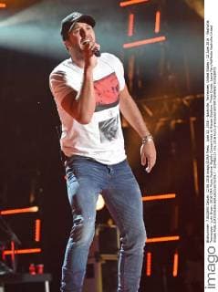 June 12, 2016 - Nashville, Tennessee, United States - 12 June 2016 - Nashville, Tennessee - Luke Bryan. 2016 CMA Music Festival Nightly Concert held at Nissan Stadium. Photo Credit: Laura Farr AdMedia Nashville United States - ZUMAa123