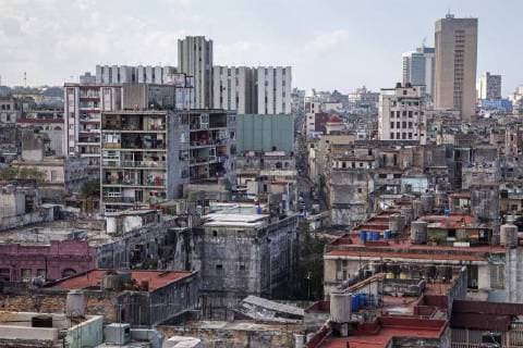 Ausblick auf marode Häuser und Dächer im Stadtzentrum, Havanna, Kuba, Nordamerika Copyright: imageBROKER/HarryxLaub ibxhal04370253.jpg