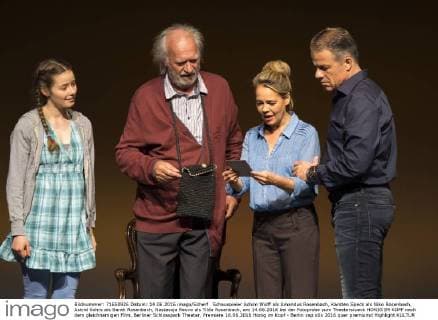 Schauspieler Achim Wolff als Amandus Rosenbach, Karsten Speck als Niko Rosenbach, Astrid Kohrs als Sarah Rosenbach, Nastassja Revvo als Tilda Rosenbach, am 14.06.2016 bei der Fotoprobe zum Theaterstueck HONIG IM KOPF nach dem gleichnamigen Film, Berliner Schlosspark Theater, Premiere 18.06.2016 Honig im Kopf - Berlin