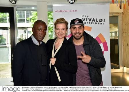Der Dirigent Wayne Marshall (l-r), WDR-Hörfunkdirektorin Valerie Weber und der Rapper MoTrip (r) posieren am 15.06.2016 in Köln bei der PK zum Vivaldi Experiment Klassik meets Rap - Mit dem Vivaldi-Experiment sollen Kinder und Jugendliche spielerisch an klassische Musik herangeführt werden