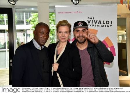 Der Dirigent Wayne Marshall (l-r), WDR-Hörfunkdirektorin Valerie Weber und der Rapper MoTrip (r) posieren am 15.06.2016 in Köln bei der PK zum Vivaldi Experiment Klassik meets Rap - Mit dem Vivaldi-Experiment sollen Kinder und Jugendliche spielerisch an klassische Musik herangeführt werden