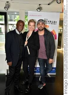 Der Dirigent Wayne Marshall (l-r), WDR-Hörfunkdirektorin Valerie Weber und der Rapper MoTrip (r) posieren am 15.06.2016 in Köln bei der PK zum Vivaldi Experiment Klassik meets Rap - Mit dem Vivaldi-Experiment sollen Kinder und Jugendliche spielerisch an klassische Musik herangeführt werden