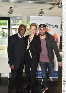 Der Dirigent Wayne Marshall (l-r), WDR-Hörfunkdirektorin Valerie Weber und der Rapper MoTrip (r) posieren am 15.06.2016 in Köln bei der PK zum Vivaldi Experiment Klassik meets Rap - Mit dem Vivaldi-Experiment sollen Kinder und Jugendliche spielerisch an klassische Musik herangeführt werden
