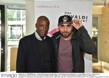 Der Dirigent Wayne Marshall (l) und der Rapper MoTrip (r) posieren am 15.06.2016 in Köln bei der PK zum Vivaldi Experiment Klassik meets Rap - Mit dem Vivaldi-Experiment sollen Kinder und Jugendliche spielerisch an klassische Musik herangeführt werden
