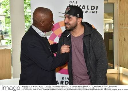 Der Dirigent Wayne Marshall (l) und der Rapper MoTrip (r) posieren am 15.06.2016 in Köln bei der PK zum Vivaldi Experiment Klassik meets Rap - Mit dem Vivaldi-Experiment sollen Kinder und Jugendliche spielerisch an klassische Musik herangeführt werden