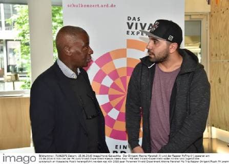Der Dirigent Wayne Marshall (l) und der Rapper MoTrip (r) posieren am 15.06.2016 in Köln bei der PK zum Vivaldi Experiment Klassik meets Rap - Mit dem Vivaldi-Experiment sollen Kinder und Jugendliche spielerisch an klassische Musik herangeführt werden