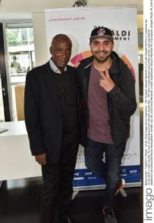 Der Dirigent Wayne Marshall (l) und der Rapper MoTrip (r) posieren am 15.06.2016 in Köln bei der PK zum Vivaldi Experiment Klassik meets Rap - Mit dem Vivaldi-Experiment sollen Kinder und Jugendliche spielerisch an klassische Musik herangeführt werden