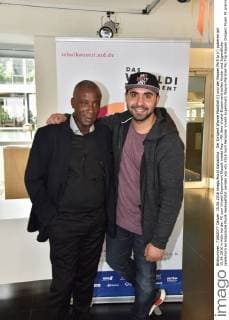 Der Dirigent Wayne Marshall (l) und der Rapper MoTrip (r) posieren am 15.06.2016 in Köln bei der PK zum Vivaldi Experiment Klassik meets Rap - Mit dem Vivaldi-Experiment sollen Kinder und Jugendliche spielerisch an klassische Musik herangeführt werden