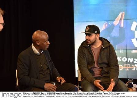 Der Dirigent Wayne Marshall (l) und der Rapper MoTrip (r) posieren am 15.06.2016 in Köln bei der PK zum Vivaldi Experiment Klassik meets Rap - Mit dem Vivaldi-Experiment sollen Kinder und Jugendliche spielerisch an klassische Musik herangeführt werden
