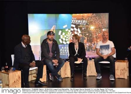 Der Dirigent Wayne Marshall (l-r) und der Rapper MoTrip und WDR-Hörfunkdirektorin Valerie Weber posieren am 15.06.2016 in Köln bei der PK zum Vivaldi Experiment Klassik meets Rap - Mit dem Vivaldi-Experiment sollen Kinder und Jugendliche spielerisch an klassische Musik herangeführt werden