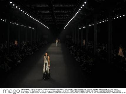 Rio Fashion - Martu Modenschau A model presents the creations of Martu during the fashion fair Rio Moda Rio in Rio de Janeiro, Brazil, 15 June 2016. RIO MODA RIO IN RIO DE JANEIRO !ACHTUNG: NUR REDAKTIONELLE NUTZUNG!  JAN006 20160616-636016373165372259