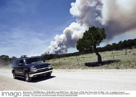 USA: Feuer in Chilili, New Mexico June 15, 2016 - U.S. - A resident drives on Para Road away from the Dog Head Fire in the east mountains on Wednesday afternoon, June 15, 2016. U.S. - ZUMAab1_