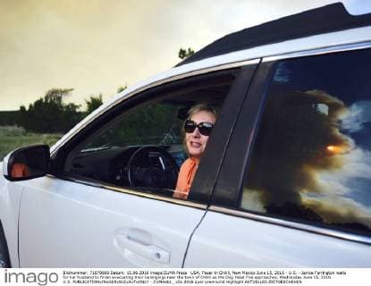 USA: Feuer in Chilili, New Mexico June 15, 2016 - U.S. - Janice Farrington waits for her husband to finish evacuating their belongings near the town of Chilili as the Dog Head Fire approaches, Wednesday June 15, 2016. U.S. - ZUMAab1_