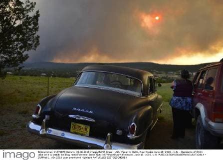 USA: Feuer in Chilili, New Mexico June 15, 2016 - U.S. - Residents of Chilili take time to watch the Dog Head Fire near State Road 337 Wednesday afternoon, June 15, 2016. U.S. - ZUMAab1_