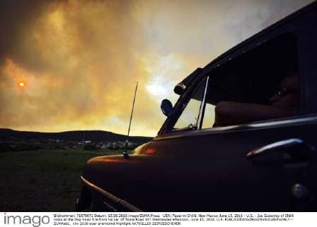 USA: Feuer in Chilili, New Mexico June 15, 2016 - U.S. - Joe Gutierrez of Chilili looks at the Dog Head Fire from his car off State Road 337 Wednesday afternoon, June 15, 2016. U.S. - ZUMAab1_