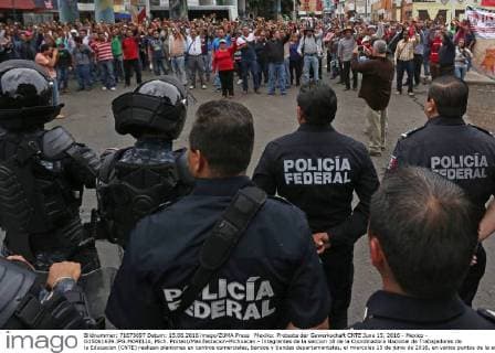 Mexiko: Proteste der Gewerkschaft CNTE June 15, 2016 - Mexico - G15061639.JPG.MORELIA, Mich. Protest Manifestacion-Michoacan.- Integrantes de la seccion 18 de la Coordinadora Nacional de Trabajadores de la Educacion (CNTE) realizan plantones en centros comerciales, bancos y tiendas departamentales, el miercoles 15 de junio de 2016, en varios puntos de la entidad, como parte de sus acciones contra la reforma educativa.  - ZUMAu78