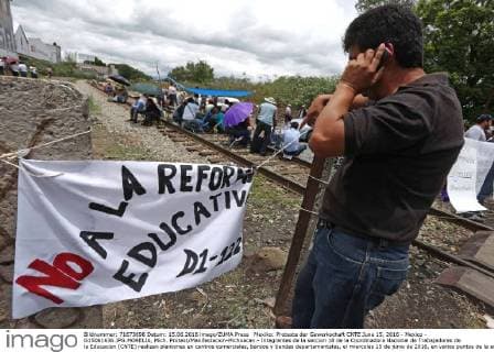 Mexiko: Proteste der Gewerkschaft CNTE June 15, 2016 - Mexico - G15061636.JPG.MORELIA, Mich. Protest Manifestacion-Michoacan.- Integrantes de la seccion 18 de la Coordinadora Nacional de Trabajadores de la Educacion (CNTE) realizan plantones en centros comerciales, bancos y tiendas departamentales, el miercoles 15 de junio de 2016, en varios puntos de la entidad, como parte de sus acciones contra la reforma educativa.  - ZUMAu78