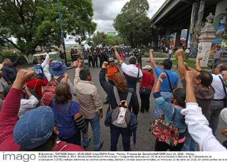 Mexiko: Proteste der Gewerkschaft CNTE June 15, 2016 - Mexico - G15061638.JPG.MORELIA, Mich. Protest Manifestacion-Michoacan.- Integrantes de la seccion 18 de la Coordinadora Nacional de Trabajadores de la Educacion (CNTE) realizan plantones en centros comerciales, bancos y tiendas departamentales, el miercoles 15 de junio de 2016, en varios puntos de la entidad, como parte de sus acciones contra la reforma educativa.  - ZUMAu78