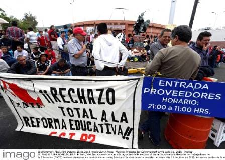 Mexiko: Proteste der Gewerkschaft CNTE June 15, 2016 - Mexico - G15061637.JPG.MORELIA, Mich. Protest Manifestacion-Michoacan.- Integrantes de la seccion 18 de la Coordinadora Nacional de Trabajadores de la Educacion (CNTE) realizan plantones en centros comerciales, bancos y tiendas departamentales, el miercoles 15 de junio de 2016, en varios puntos de la entidad, como parte de sus acciones contra la reforma educativa.  - ZUMAu78
