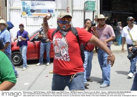 CETEG Proteste in Mexiko June 15, 2016 - Mexico - G15061644.JPG.CHILPANCINGO, Gro.- Protest Manifestacion-Guerrero.- Este miercoles 15 de junio de 2016, unos tres mil maestros de la CETEG realizan una movilizacion en esta capital para exigir la libertad de los dirigentes de la seccion 22 de Oaxaca, Ruben Nunez y Francisco Villalobos, asi como para exigir la derogacion de la reforma educativa. En el congreso del estado arrojaron huevos contra una docena de policias que resguardaban el inmueble.  - ZUMAu78