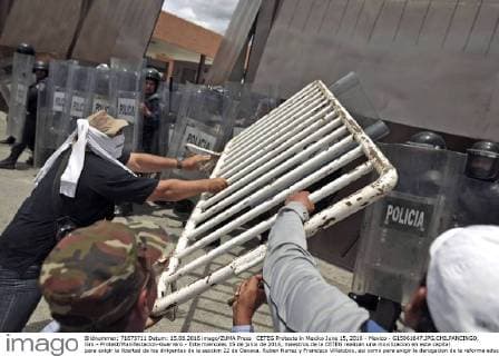 CETEG Proteste in Mexiko June 15, 2016 - Mexico - G15061647.JPG.CHILPANCINGO, Gro.- Protest Manifestacion-Guerrero.- Este miercoles 15 de junio de 2016, maestros de la CETEG realizan una movilizacion en esta capital para exigir la libertad de los dirigentes de la seccion 22 de Oaxaca, Ruben Nunez y Francisco Villalobos, asi como para exigir la derogacion de la reforma educativa. En el palacio estatal de gobierno fueron replegados por policias antimotines que los esperaban en la entrada.  - ZUMAu78