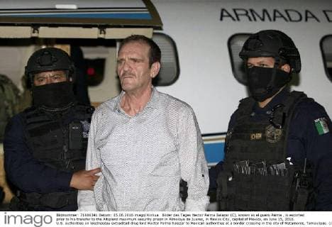 Bilder des Tages Hector Palma Salazar (C), known as el guero Palma , is escorted prior to his transfer to the Altiplano maximum security prison in Almoloya de Juarez, in Mexico City, capital of Mexico, on June 15, 2016. U.S. authorities on Wednesday extradited drug lord Hector Palma Salazar to Mexican authorities at a border crossing in the city of Matamoros, Tamaulipas. ( Str) (vf) MEXICO-MEXICO CITY-SECURITY-DRUG TRAFFICKING Xinhua 