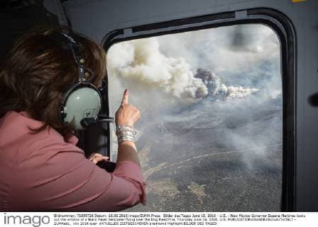 Bilder des Tages June 16, 2016 - U.S. - New Mexico Governor Susana Martinez looks out the window of a Black Hawk helicopter flying over the Dog Head Fire, Thursday June 16, 2016. U.S. - ZUMAab1_