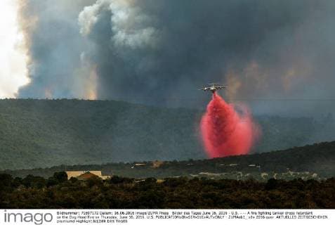 Bilder des Tages June 16, 2016 - U.S. - -- A fire fighting tanker drops retardant on the Dog Head Fire on Thursday, June 16, 2016. U.S. - ZUMAab1_
