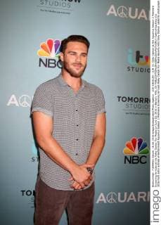 LOS ANGELES - JUN 16: Grey Damon at the Aquarius Season 2 Premiere Screening Arrivals at the Paley Center For Media on June 16, 2016 in Beverly Hills, CA  KathyxHutchins