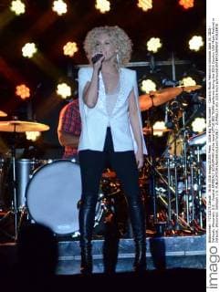 Little Big Town Konzert - Country Music Festival in Oshkosh June 16, 2016 - Oshkosh, Wisconsin, U.S - Vocalist KIMBERLY SCHLAPMAN of the band LITTLE BIG TOWN performs during the 2016 Country USA Music Festival in Oshkosh, Wisconsin. Oshkosh U.S. - ZUMAb115