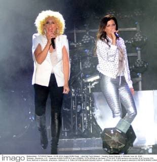 Little Big Town Konzert - Country Music Festival in Oshkosh June 16, 2016 - Oshkosh, Wisconsin, U.S - Vocalists KAREN FAIRCHILD and KIMBERLY SCHLAPMAN of the band LITTLE BIG TOWN performs during the 2016 Country USA Music Festival in Oshkosh, Wisconsin. Oshkosh U.S. - ZUMAb115