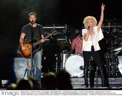 Little Big Town Konzert - Country Music Festival in Oshkosh June 16, 2016 - Oshkosh, Wisconsin, U.S - Vocalist KIMBERLY SCHLAPMAN and guitarist JIMI WESTBROOK of the band LITTLE BIG TOWN performs during the 2016 Country USA Music Festival in Oshkosh, Wisconsin. Oshkosh U.S. - ZUMAb115