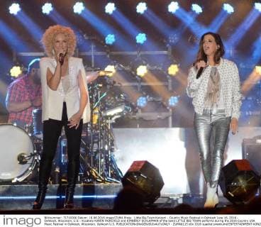 Little Big Town Konzert - Country Music Festival in Oshkosh June 16, 2016 - Oshkosh, Wisconsin, U.S - Vocalists KAREN FAIRCHILD and KIMBERLY SCHLAPMAN of the band LITTLE BIG TOWN performs during the 2016 Country USA Music Festival in Oshkosh, Wisconsin. Oshkosh U.S. - ZUMAb115