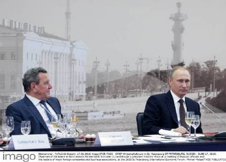 SPIEF Wirtschaftsforum in St. Petersburg ST PETERSBURG, RUSSIA - JUNE 17, 2016: Chairman of the board at Nord Stream AG Gerhardt Schroder (L) and Russia s president Vladimir Putin at a meeting of Russian officials and the leaders of major foreign companies and business associations, at the 2016 St Petersburg International Economic Forum. Mikhail Metzel TASS  TS026FA5