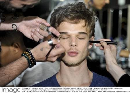 Mailand Fashion Week - backstage bei der Ports 1961 Modenschau Milan Men s Fashion Week Spring Summer 2017 Milan Fashion Week, Spring Summer 2017. Ports 1961 Backstage. Pictured:  RiccardoxGiordanoxfotosicki