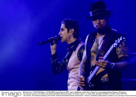 Jane s Addiction singer Perry Farrell (L) and guitarist Dave Navarro (R) during the second journey of the Mad Cool music festival at the Caja Magica in Madrid, Spain, 17 June 2016. SECOND JOURNEY OF MAD COOL FESTIVAL !ACHTUNG: NUR REDAKTIONELLE NUTZUNG!  MAD010 20160618-636018096179136435