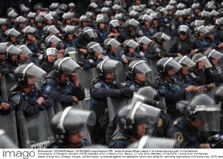 Lines of police officers stand in formation during a rally of the National Coordination of Education Workers (CNTE) teachers union in Mexico City, Mexico, 17 June 2016. Members of the CNTE, coming from the Mexican states of Guerrero, Chiapas, Oaxaca, and Michoacan, protested against the education reform and called for resuming negotiations with authorities. CNTE teachers union demonstration in Mexico City !ACHTUNG: NUR REDAKTIONELLE NUTZUNG!  MEX12 20160618-636018293056737408