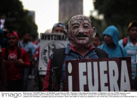 Members of the National Coordination of Education Workers (CNTE) teachers union hold banners as they march in Mexico City, Mexico, 17 June 2016. Members of the CNTE, coming from the Mexican states of Guerrero, Chiapas, Oaxaca, and Michoacan, protested against the education reform and called for resuming negotiations with authorities. CNTE teachers union demonstration in Mexico City !ACHTUNG: NUR REDAKTIONELLE NUTZUNG!  MEX12 20160618-636018293073585408