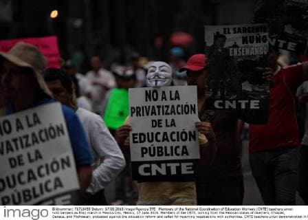 Members of the National Coordination of Education Workers (CNTE) teachers union hold banners as they march in Mexico City, Mexico, 17 June 2016. Members of the CNTE, coming from the Mexican states of Guerrero, Chiapas, Oaxaca, and Michoacan, protested against the education reform and called for resuming negotiations with authorities. CNTE teachers union demonstration in Mexico City !ACHTUNG: NUR REDAKTIONELLE NUTZUNG!  MEX12 20160618-636018293115393408